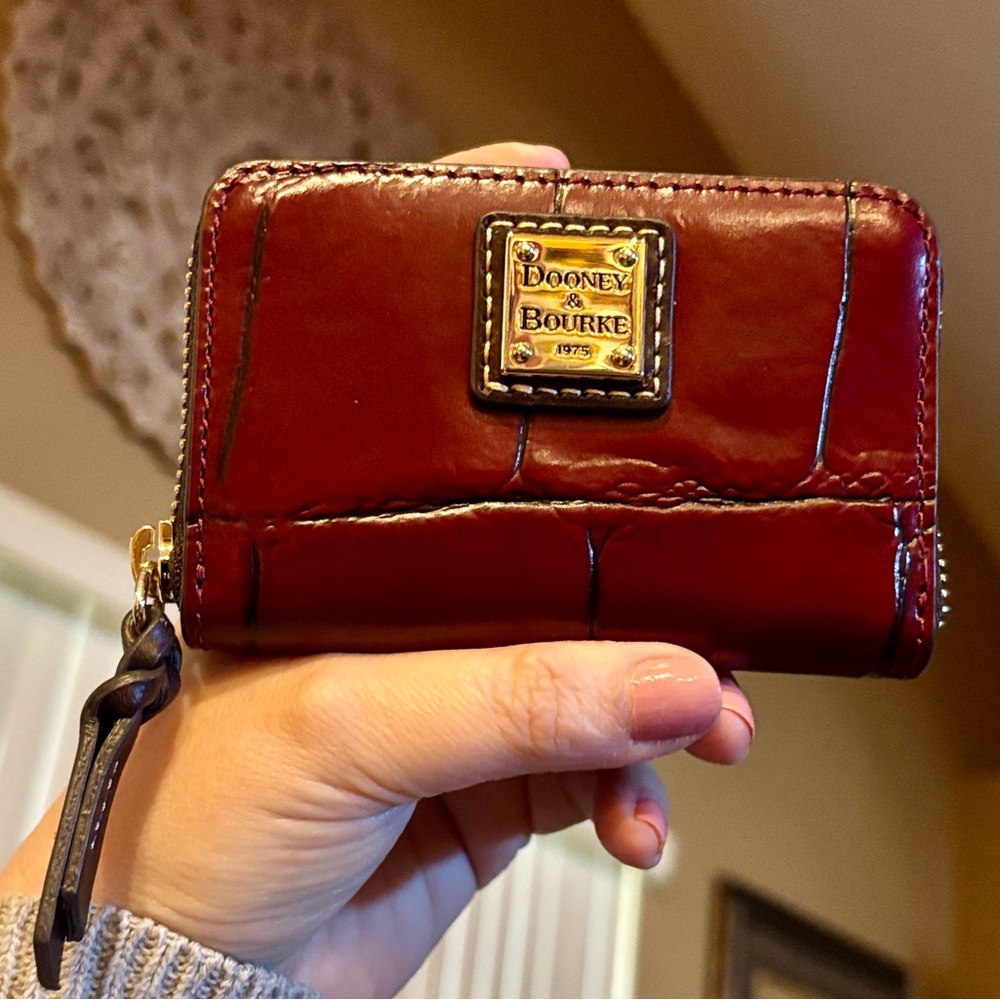Dooney & Bourke Burgundy Leather Credit Card Wallet NWT 🏷️